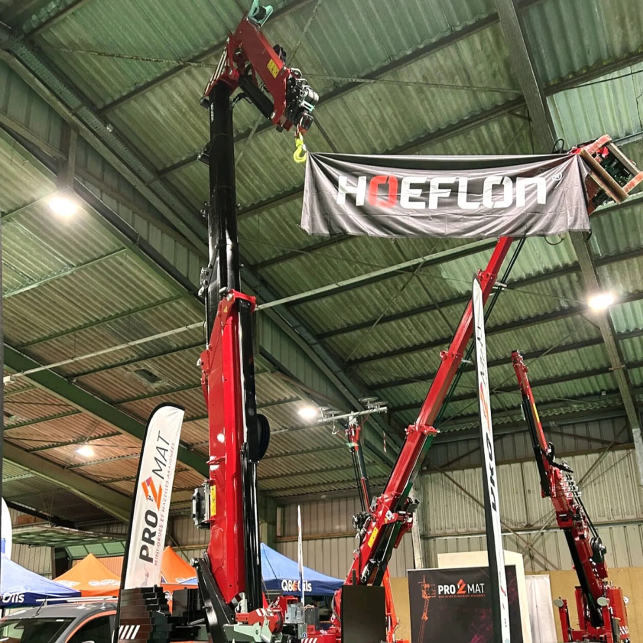 Hoeflon kraan met banner op een beurs 