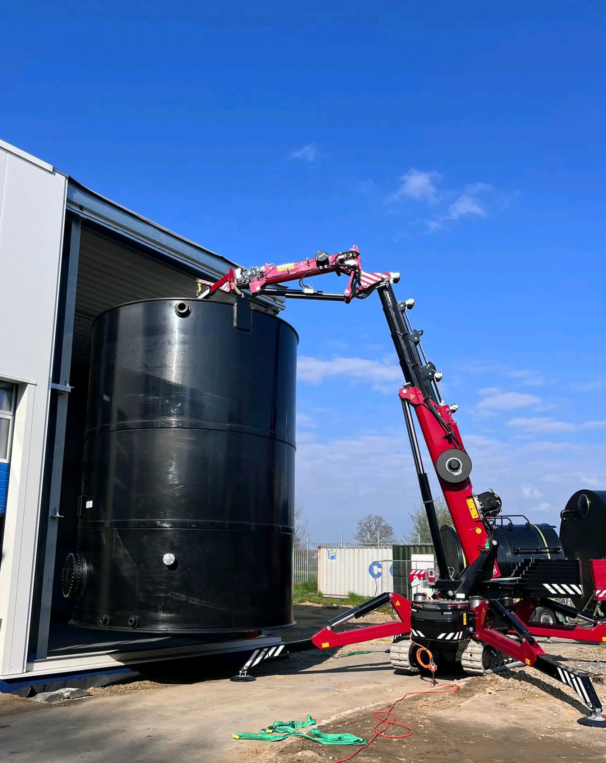 Hoeflon C30e placing a silo tank.